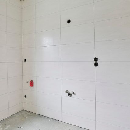 Fertig gefliestes Badezimmer in weiß