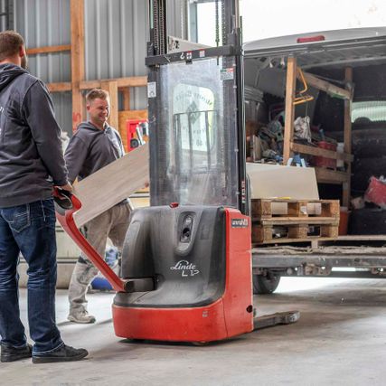 Mitarbeiter verladen Fliesen in Lieferwagen